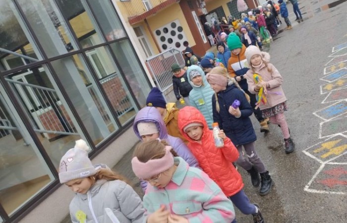 W czwartek 21 marca nasza szkoła mieniła się kolorami. Niemalże wszędzie można było dostrzec barwne motyle i kwiaty, a to wszystko za sprawą długo wyczekiwanego gościa: Pani Wiosny. Uczniowie klas I-III zgodnie z tradycją ruszyli kolorowym korowodem. Tym razem ze względu na niesprzyjającą aurę, nasz spacer z Marzanną na czele był nieco krótszy niż zazwyczaj, ale wyposażeni w domowej roboty grzechotki oraz różnego rodzaju instrumenty skandowaliśmy głośno i śpiewaliśmy wiosenne piosenki. Mamy nadzieję, że nasze czary pomogły i wiosna rozgości się u nas na dobre. 
