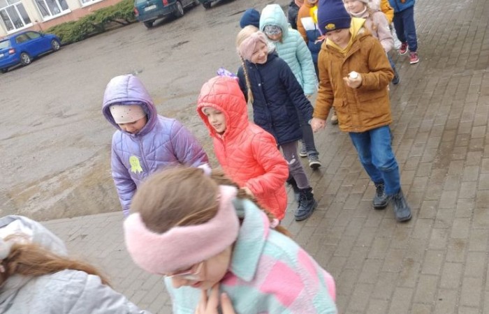 W czwartek 21 marca nasza szkoła mieniła się kolorami. Niemalże wszędzie można było dostrzec barwne motyle i kwiaty, a to wszystko za sprawą długo wyczekiwanego gościa: Pani Wiosny. Uczniowie klas I-III zgodnie z tradycją ruszyli kolorowym korowodem. Tym razem ze względu na niesprzyjającą aurę, nasz spacer z Marzanną na czele był nieco krótszy niż zazwyczaj, ale wyposażeni w domowej roboty grzechotki oraz różnego rodzaju instrumenty skandowaliśmy głośno i śpiewaliśmy wiosenne piosenki. Mamy nadzieję, że nasze czary pomogły i wiosna rozgości się u nas na dobre. 
