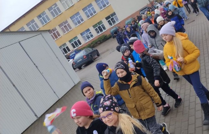 W czwartek 21 marca nasza szkoła mieniła się kolorami. Niemalże wszędzie można było dostrzec barwne motyle i kwiaty, a to wszystko za sprawą długo wyczekiwanego gościa: Pani Wiosny. Uczniowie klas I-III zgodnie z tradycją ruszyli kolorowym korowodem. Tym razem ze względu na niesprzyjającą aurę, nasz spacer z Marzanną na czele był nieco krótszy niż zazwyczaj, ale wyposażeni w domowej roboty grzechotki oraz różnego rodzaju instrumenty skandowaliśmy głośno i śpiewaliśmy wiosenne piosenki. Mamy nadzieję, że nasze czary pomogły i wiosna rozgości się u nas na dobre. 
