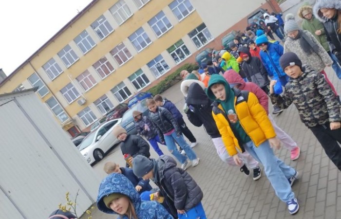 W czwartek 21 marca nasza szkoła mieniła się kolorami. Niemalże wszędzie można było dostrzec barwne motyle i kwiaty, a to wszystko za sprawą długo wyczekiwanego gościa: Pani Wiosny. Uczniowie klas I-III zgodnie z tradycją ruszyli kolorowym korowodem. Tym razem ze względu na niesprzyjającą aurę, nasz spacer z Marzanną na czele był nieco krótszy niż zazwyczaj, ale wyposażeni w domowej roboty grzechotki oraz różnego rodzaju instrumenty skandowaliśmy głośno i śpiewaliśmy wiosenne piosenki. Mamy nadzieję, że nasze czary pomogły i wiosna rozgości się u nas na dobre. 
