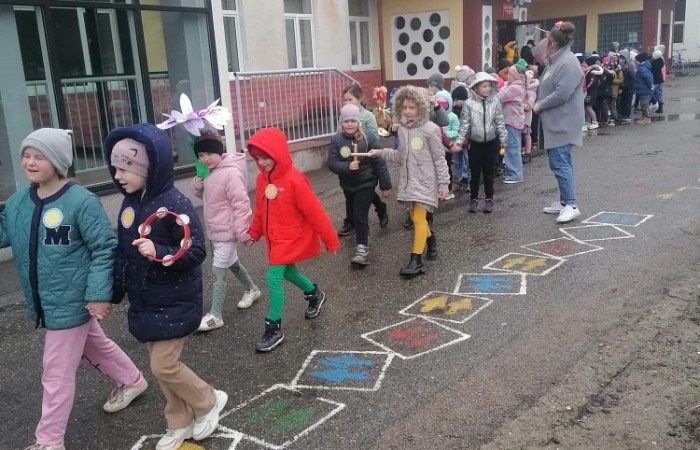 W czwartek 21 marca nasza szkoła mieniła się kolorami. Niemalże wszędzie można było dostrzec barwne motyle i kwiaty, a to wszystko za sprawą długo wyczekiwanego gościa: Pani Wiosny. Uczniowie klas I-III zgodnie z tradycją ruszyli kolorowym korowodem. Tym razem ze względu na niesprzyjającą aurę, nasz spacer z Marzanną na czele był nieco krótszy niż zazwyczaj, ale wyposażeni w domowej roboty grzechotki oraz różnego rodzaju instrumenty skandowaliśmy głośno i śpiewaliśmy wiosenne piosenki. Mamy nadzieję, że nasze czary pomogły i wiosna rozgości się u nas na dobre. 
