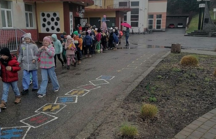 W czwartek 21 marca nasza szkoła mieniła się kolorami. Niemalże wszędzie można było dostrzec barwne motyle i kwiaty, a to wszystko za sprawą długo wyczekiwanego gościa: Pani Wiosny. Uczniowie klas I-III zgodnie z tradycją ruszyli kolorowym korowodem. Tym razem ze względu na niesprzyjającą aurę, nasz spacer z Marzanną na czele był nieco krótszy niż zazwyczaj, ale wyposażeni w domowej roboty grzechotki oraz różnego rodzaju instrumenty skandowaliśmy głośno i śpiewaliśmy wiosenne piosenki. Mamy nadzieję, że nasze czary pomogły i wiosna rozgości się u nas na dobre. 
