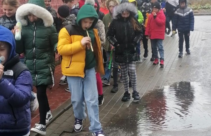 W czwartek 21 marca nasza szkoła mieniła się kolorami. Niemalże wszędzie można było dostrzec barwne motyle i kwiaty, a to wszystko za sprawą długo wyczekiwanego gościa: Pani Wiosny. Uczniowie klas I-III zgodnie z tradycją ruszyli kolorowym korowodem. Tym razem ze względu na niesprzyjającą aurę, nasz spacer z Marzanną na czele był nieco krótszy niż zazwyczaj, ale wyposażeni w domowej roboty grzechotki oraz różnego rodzaju instrumenty skandowaliśmy głośno i śpiewaliśmy wiosenne piosenki. Mamy nadzieję, że nasze czary pomogły i wiosna rozgości się u nas na dobre. 
