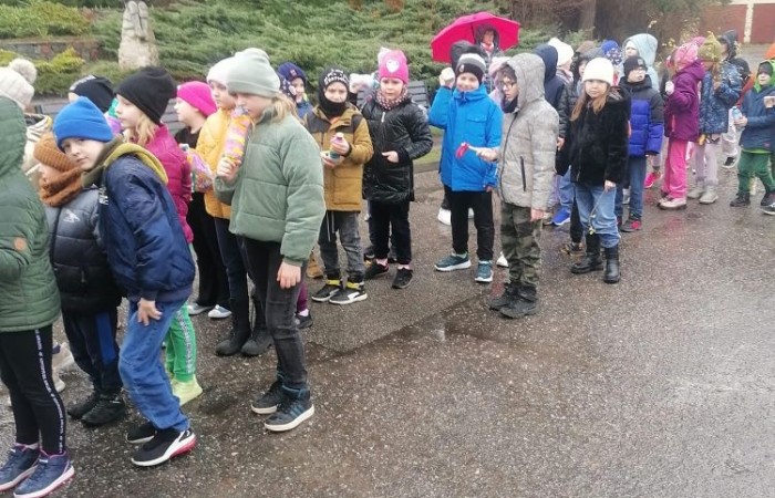 W czwartek 21 marca nasza szkoła mieniła się kolorami. Niemalże wszędzie można było dostrzec barwne motyle i kwiaty, a to wszystko za sprawą długo wyczekiwanego gościa: Pani Wiosny. Uczniowie klas I-III zgodnie z tradycją ruszyli kolorowym korowodem. Tym razem ze względu na niesprzyjającą aurę, nasz spacer z Marzanną na czele był nieco krótszy niż zazwyczaj, ale wyposażeni w domowej roboty grzechotki oraz różnego rodzaju instrumenty skandowaliśmy głośno i śpiewaliśmy wiosenne piosenki. Mamy nadzieję, że nasze czary pomogły i wiosna rozgości się u nas na dobre. 
