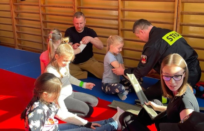 Wczoraj ponownie odwiedzili nas strażacy z OSP Marianka oraz JRG nr 3 w Pasłęku, którym towarzyszyły wolontariuszki z Zespołu Szkół w Pasłęku. Tym razem w spotkaniu uczestniczyli uczniowie klas drugich. Podczas szkolenia dzieci utrwaliły numer alarmowy 112, a także zapoznały się z całą procedurą zgłaszania wypadku i wzywania fachowej pomocy. Uczniowie dowiedzieli się co nieco na temat pracy strażaków, a także tego w jaki sposób opatruje się rany, złamania, udziela pierwszej pomocy, a co najważniejsze mieli okazję do przećwiczenia wszystkiego „na własnej skórze”. Jak widać po zdjęciach i tym razem dzieci były zachwycone. 
To była niezwykle istotna lekcja pomagająca poprzez zabawę i doświadczenia zdobywać nowe bardzo ważne informacje i umiejętności. 