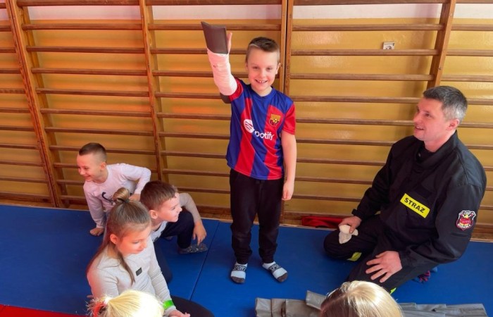 Wczoraj ponownie odwiedzili nas strażacy z OSP Marianka oraz JRG nr 3 w Pasłęku, którym towarzyszyły wolontariuszki z Zespołu Szkół w Pasłęku. Tym razem w spotkaniu uczestniczyli uczniowie klas drugich. Podczas szkolenia dzieci utrwaliły numer alarmowy 112, a także zapoznały się z całą procedurą zgłaszania wypadku i wzywania fachowej pomocy. Uczniowie dowiedzieli się co nieco na temat pracy strażaków, a także tego w jaki sposób opatruje się rany, złamania, udziela pierwszej pomocy, a co najważniejsze mieli okazję do przećwiczenia wszystkiego „na własnej skórze”. Jak widać po zdjęciach i tym razem dzieci były zachwycone. 
To była niezwykle istotna lekcja pomagająca poprzez zabawę i doświadczenia zdobywać nowe bardzo ważne informacje i umiejętności. 