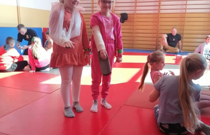 Wczoraj ponownie odwiedzili nas strażacy z OSP Marianka oraz JRG nr 3 w Pasłęku, którym towarzyszyły wolontariuszki z Zespołu Szkół w Pasłęku. Tym razem w spotkaniu uczestniczyli uczniowie klas drugich. Podczas szkolenia dzieci utrwaliły numer alarmowy 112, a także zapoznały się z całą procedurą zgłaszania wypadku i wzywania fachowej pomocy. Uczniowie dowiedzieli się co nieco na temat pracy strażaków, a także tego w jaki sposób opatruje się rany, złamania, udziela pierwszej pomocy, a co najważniejsze mieli okazję do przećwiczenia wszystkiego „na własnej skórze”. Jak widać po zdjęciach i tym razem dzieci były zachwycone. 
To była niezwykle istotna lekcja pomagająca poprzez zabawę i doświadczenia zdobywać nowe bardzo ważne informacje i umiejętności. 