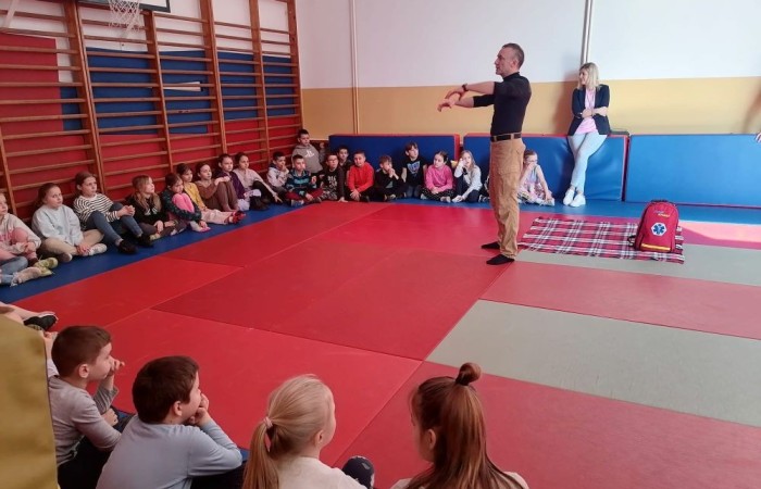 Wczoraj ponownie odwiedzili nas strażacy z OSP Marianka oraz JRG nr 3 w Pasłęku, którym towarzyszyły wolontariuszki z Zespołu Szkół w Pasłęku. Tym razem w spotkaniu uczestniczyli uczniowie klas drugich. Podczas szkolenia dzieci utrwaliły numer alarmowy 112, a także zapoznały się z całą procedurą zgłaszania wypadku i wzywania fachowej pomocy. Uczniowie dowiedzieli się co nieco na temat pracy strażaków, a także tego w jaki sposób opatruje się rany, złamania, udziela pierwszej pomocy, a co najważniejsze mieli okazję do przećwiczenia wszystkiego „na własnej skórze”. Jak widać po zdjęciach i tym razem dzieci były zachwycone. 
To była niezwykle istotna lekcja pomagająca poprzez zabawę i doświadczenia zdobywać nowe bardzo ważne informacje i umiejętności. 