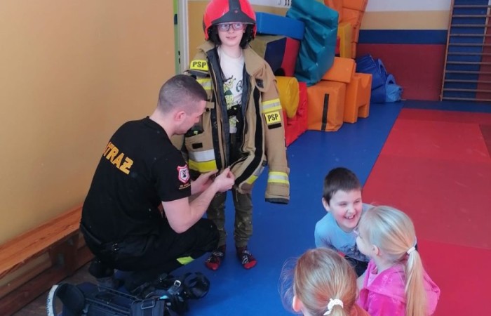 Wczoraj ponownie odwiedzili nas strażacy z OSP Marianka oraz JRG nr 3 w Pasłęku, którym towarzyszyły wolontariuszki z Zespołu Szkół w Pasłęku. Tym razem w spotkaniu uczestniczyli uczniowie klas drugich. Podczas szkolenia dzieci utrwaliły numer alarmowy 112, a także zapoznały się z całą procedurą zgłaszania wypadku i wzywania fachowej pomocy. Uczniowie dowiedzieli się co nieco na temat pracy strażaków, a także tego w jaki sposób opatruje się rany, złamania, udziela pierwszej pomocy, a co najważniejsze mieli okazję do przećwiczenia wszystkiego „na własnej skórze”. Jak widać po zdjęciach i tym razem dzieci były zachwycone. 
To była niezwykle istotna lekcja pomagająca poprzez zabawę i doświadczenia zdobywać nowe bardzo ważne informacje i umiejętności. 