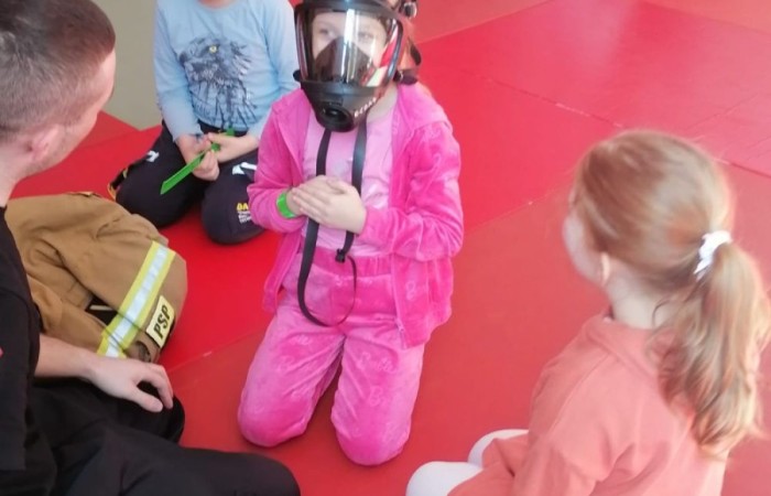 Wczoraj ponownie odwiedzili nas strażacy z OSP Marianka oraz JRG nr 3 w Pasłęku, którym towarzyszyły wolontariuszki z Zespołu Szkół w Pasłęku. Tym razem w spotkaniu uczestniczyli uczniowie klas drugich. Podczas szkolenia dzieci utrwaliły numer alarmowy 112, a także zapoznały się z całą procedurą zgłaszania wypadku i wzywania fachowej pomocy. Uczniowie dowiedzieli się co nieco na temat pracy strażaków, a także tego w jaki sposób opatruje się rany, złamania, udziela pierwszej pomocy, a co najważniejsze mieli okazję do przećwiczenia wszystkiego „na własnej skórze”. Jak widać po zdjęciach i tym razem dzieci były zachwycone. 
To była niezwykle istotna lekcja pomagająca poprzez zabawę i doświadczenia zdobywać nowe bardzo ważne informacje i umiejętności. 