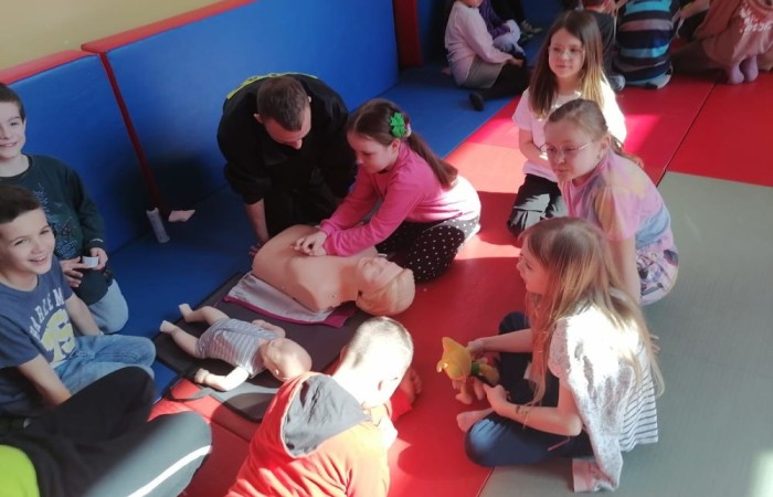 Wczoraj ponownie odwiedzili nas strażacy z OSP Marianka oraz JRG nr 3 w Pasłęku, którym towarzyszyły wolontariuszki z Zespołu Szkół w Pasłęku. Tym razem w spotkaniu uczestniczyli uczniowie klas drugich. Podczas szkolenia dzieci utrwaliły numer alarmowy 112, a także zapoznały się z całą procedurą zgłaszania wypadku i wzywania fachowej pomocy. Uczniowie dowiedzieli się co nieco na temat pracy strażaków, a także tego w jaki sposób opatruje się rany, złamania, udziela pierwszej pomocy, a co najważniejsze mieli okazję do przećwiczenia wszystkiego „na własnej skórze”. Jak widać po zdjęciach i tym razem dzieci były zachwycone. 
To była niezwykle istotna lekcja pomagająca poprzez zabawę i doświadczenia zdobywać nowe bardzo ważne informacje i umiejętności. 