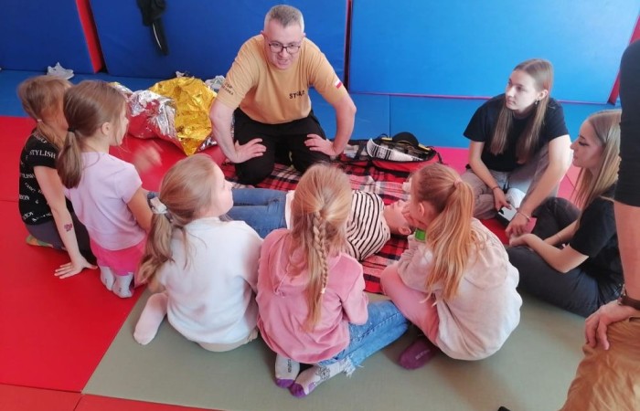 Wczoraj ponownie odwiedzili nas strażacy z OSP Marianka oraz JRG nr 3 w Pasłęku, którym towarzyszyły wolontariuszki z Zespołu Szkół w Pasłęku. Tym razem w spotkaniu uczestniczyli uczniowie klas drugich. Podczas szkolenia dzieci utrwaliły numer alarmowy 112, a także zapoznały się z całą procedurą zgłaszania wypadku i wzywania fachowej pomocy. Uczniowie dowiedzieli się co nieco na temat pracy strażaków, a także tego w jaki sposób opatruje się rany, złamania, udziela pierwszej pomocy, a co najważniejsze mieli okazję do przećwiczenia wszystkiego „na własnej skórze”. Jak widać po zdjęciach i tym razem dzieci były zachwycone. 
To była niezwykle istotna lekcja pomagająca poprzez zabawę i doświadczenia zdobywać nowe bardzo ważne informacje i umiejętności. 