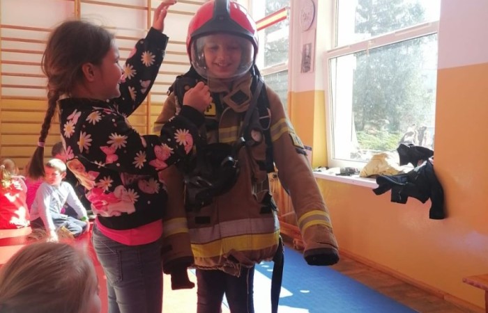 Wczoraj ponownie odwiedzili nas strażacy z OSP Marianka oraz JRG nr 3 w Pasłęku, którym towarzyszyły wolontariuszki z Zespołu Szkół w Pasłęku. Tym razem w spotkaniu uczestniczyli uczniowie klas drugich. Podczas szkolenia dzieci utrwaliły numer alarmowy 112, a także zapoznały się z całą procedurą zgłaszania wypadku i wzywania fachowej pomocy. Uczniowie dowiedzieli się co nieco na temat pracy strażaków, a także tego w jaki sposób opatruje się rany, złamania, udziela pierwszej pomocy, a co najważniejsze mieli okazję do przećwiczenia wszystkiego „na własnej skórze”. Jak widać po zdjęciach i tym razem dzieci były zachwycone. 
To była niezwykle istotna lekcja pomagająca poprzez zabawę i doświadczenia zdobywać nowe bardzo ważne informacje i umiejętności. 