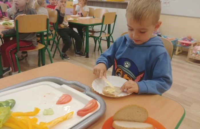 Podczas tego tygodnia rozmawiamy w przedszkolu o zdrowym odżywianiu. Z tej okazji dzieci z grupy Biedroneczki samodzielnie przygotowały sobie smaczne kanapeczki z mnóstwem witamin ukrytych w warzywach