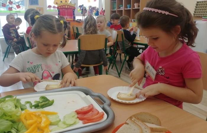 Podczas tego tygodnia rozmawiamy w przedszkolu o zdrowym odżywianiu. Z tej okazji dzieci z grupy Biedroneczki samodzielnie przygotowały sobie smaczne kanapeczki z mnóstwem witamin ukrytych w warzywach