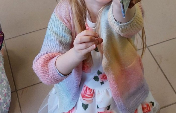 Za oknem już widać piękne słońce zwiastujące wiosnę, którą nasi uczniowie postanowili zaprosić do środka zakładając klasowe ogródki. Wysiana przez nas rzeżucha, miała uświetnić również Święta Wielkanocne. Przygotowując się do nich ciężko pracowaliśmy, tworząc piękne palmy, dekoracje, malując jajka, a nawet wykorzystując je do zabaw badawczych. Jak się spisaliśmy? Możecie zobaczyć na zdjęciach. 