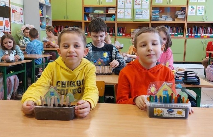 Za oknem już widać piękne słońce zwiastujące wiosnę, którą nasi uczniowie postanowili zaprosić do środka zakładając klasowe ogródki. Wysiana przez nas rzeżucha, miała uświetnić również Święta Wielkanocne. Przygotowując się do nich ciężko pracowaliśmy, tworząc piękne palmy, dekoracje, malując jajka, a nawet wykorzystując je do zabaw badawczych. Jak się spisaliśmy? Możecie zobaczyć na zdjęciach. 