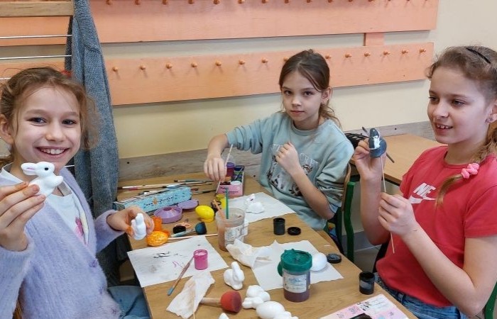 Za oknem już widać piękne słońce zwiastujące wiosnę, którą nasi uczniowie postanowili zaprosić do środka zakładając klasowe ogródki. Wysiana przez nas rzeżucha, miała uświetnić również Święta Wielkanocne. Przygotowując się do nich ciężko pracowaliśmy, tworząc piękne palmy, dekoracje, malując jajka, a nawet wykorzystując je do zabaw badawczych. Jak się spisaliśmy? Możecie zobaczyć na zdjęciach. 