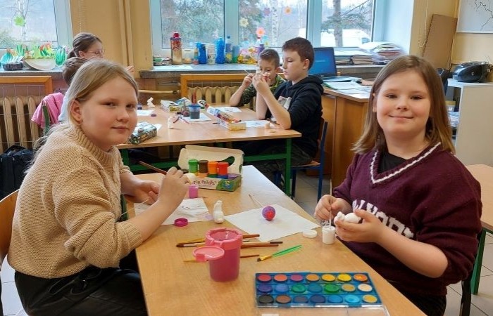 Za oknem już widać piękne słońce zwiastujące wiosnę, którą nasi uczniowie postanowili zaprosić do środka zakładając klasowe ogródki. Wysiana przez nas rzeżucha, miała uświetnić również Święta Wielkanocne. Przygotowując się do nich ciężko pracowaliśmy, tworząc piękne palmy, dekoracje, malując jajka, a nawet wykorzystując je do zabaw badawczych. Jak się spisaliśmy? Możecie zobaczyć na zdjęciach. 