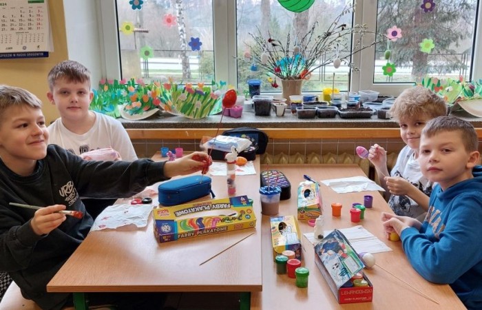 Za oknem już widać piękne słońce zwiastujące wiosnę, którą nasi uczniowie postanowili zaprosić do środka zakładając klasowe ogródki. Wysiana przez nas rzeżucha, miała uświetnić również Święta Wielkanocne. Przygotowując się do nich ciężko pracowaliśmy, tworząc piękne palmy, dekoracje, malując jajka, a nawet wykorzystując je do zabaw badawczych. Jak się spisaliśmy? Możecie zobaczyć na zdjęciach. 