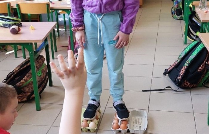 Za oknem już widać piękne słońce zwiastujące wiosnę, którą nasi uczniowie postanowili zaprosić do środka zakładając klasowe ogródki. Wysiana przez nas rzeżucha, miała uświetnić również Święta Wielkanocne. Przygotowując się do nich ciężko pracowaliśmy, tworząc piękne palmy, dekoracje, malując jajka, a nawet wykorzystując je do zabaw badawczych. Jak się spisaliśmy? Możecie zobaczyć na zdjęciach. 