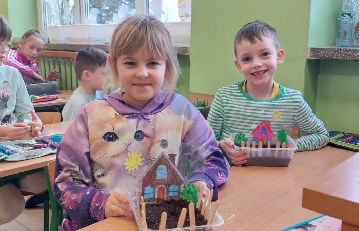 Za oknem już widać piękne słońce zwiastujące wiosnę, którą nasi uczniowie postanowili zaprosić do środka zakładając klasowe ogródki. Wysiana przez nas rzeżucha, miała uświetnić również Święta Wielkanocne. Przygotowując się do nich ciężko pracowaliśmy, tworząc piękne palmy, dekoracje, malując jajka, a nawet wykorzystując je do zabaw badawczych. Jak się spisaliśmy? Możecie zobaczyć na zdjęciach. 