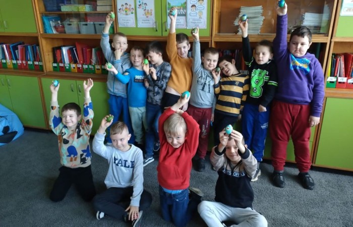 Za oknem już widać piękne słońce zwiastujące wiosnę, którą nasi uczniowie postanowili zaprosić do środka zakładając klasowe ogródki. Wysiana przez nas rzeżucha, miała uświetnić również Święta Wielkanocne. Przygotowując się do nich ciężko pracowaliśmy, tworząc piękne palmy, dekoracje, malując jajka, a nawet wykorzystując je do zabaw badawczych. Jak się spisaliśmy? Możecie zobaczyć na zdjęciach. 