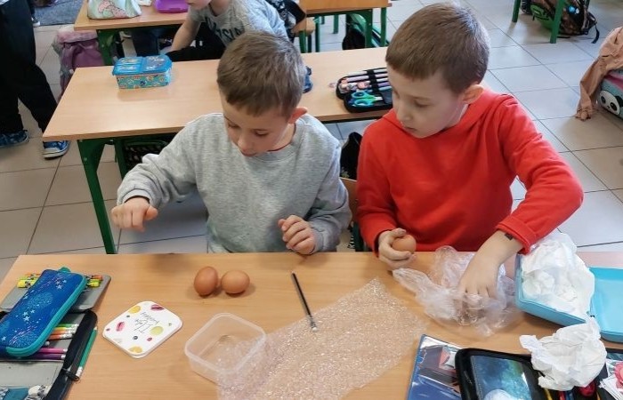 Za oknem już widać piękne słońce zwiastujące wiosnę, którą nasi uczniowie postanowili zaprosić do środka zakładając klasowe ogródki. Wysiana przez nas rzeżucha, miała uświetnić również Święta Wielkanocne. Przygotowując się do nich ciężko pracowaliśmy, tworząc piękne palmy, dekoracje, malując jajka, a nawet wykorzystując je do zabaw badawczych. Jak się spisaliśmy? Możecie zobaczyć na zdjęciach. 