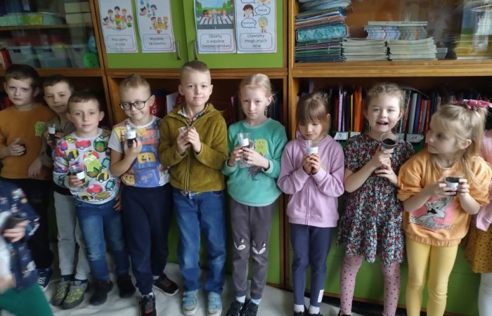 Za oknem już widać piękne słońce zwiastujące wiosnę, którą nasi uczniowie postanowili zaprosić do środka zakładając klasowe ogródki. Wysiana przez nas rzeżucha, miała uświetnić również Święta Wielkanocne. Przygotowując się do nich ciężko pracowaliśmy, tworząc piękne palmy, dekoracje, malując jajka, a nawet wykorzystując je do zabaw badawczych. Jak się spisaliśmy? Możecie zobaczyć na zdjęciach. 