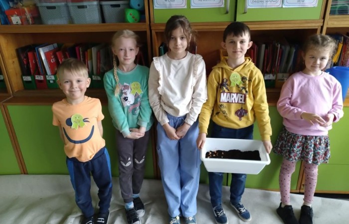 Za oknem już widać piękne słońce zwiastujące wiosnę, którą nasi uczniowie postanowili zaprosić do środka zakładając klasowe ogródki. Wysiana przez nas rzeżucha, miała uświetnić również Święta Wielkanocne. Przygotowując się do nich ciężko pracowaliśmy, tworząc piękne palmy, dekoracje, malując jajka, a nawet wykorzystując je do zabaw badawczych. Jak się spisaliśmy? Możecie zobaczyć na zdjęciach. 