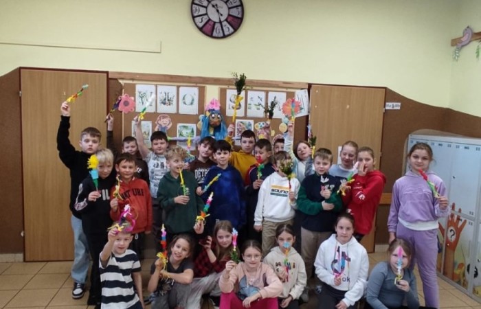 Za oknem już widać piękne słońce zwiastujące wiosnę, którą nasi uczniowie postanowili zaprosić do środka zakładając klasowe ogródki. Wysiana przez nas rzeżucha, miała uświetnić również Święta Wielkanocne. Przygotowując się do nich ciężko pracowaliśmy, tworząc piękne palmy, dekoracje, malując jajka, a nawet wykorzystując je do zabaw badawczych. Jak się spisaliśmy? Możecie zobaczyć na zdjęciach. 