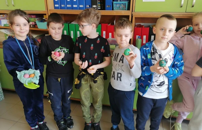 Za oknem już widać piękne słońce zwiastujące wiosnę, którą nasi uczniowie postanowili zaprosić do środka zakładając klasowe ogródki. Wysiana przez nas rzeżucha, miała uświetnić również Święta Wielkanocne. Przygotowując się do nich ciężko pracowaliśmy, tworząc piękne palmy, dekoracje, malując jajka, a nawet wykorzystując je do zabaw badawczych. Jak się spisaliśmy? Możecie zobaczyć na zdjęciach. 