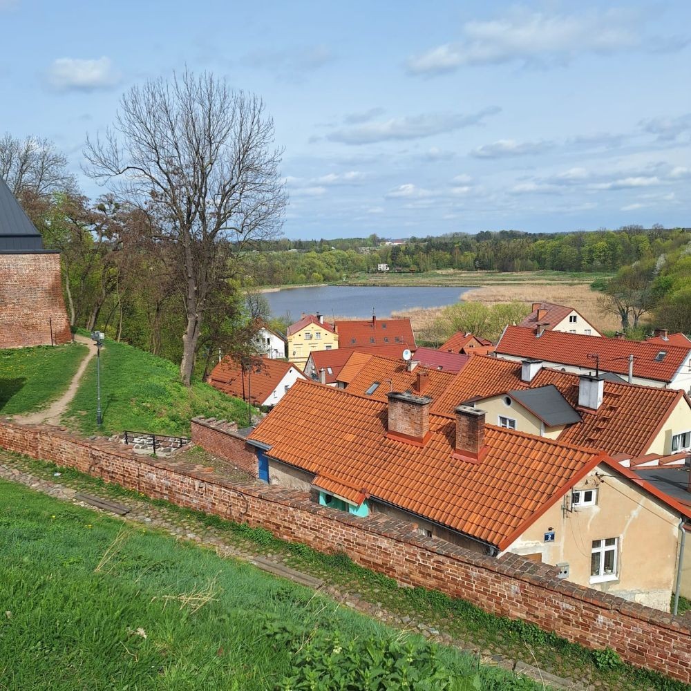 Piękna wiosenna pogoda zachęciła uczniów z koła artystycznego do spaceru na
pasłęcką Starówkę, gdzie mieli do wykonania wyjątkowe zadanie, a mianowicie
uwiecznienie na zdjęciach zabytków Starego Miasta. W efekcie powstały cudowne
zdjęcia, ale to oczywiście zasługa naszych zdolnych fotografów, no i nie zapominajmy,
nasze miasto jest niezwykle urokliwe.