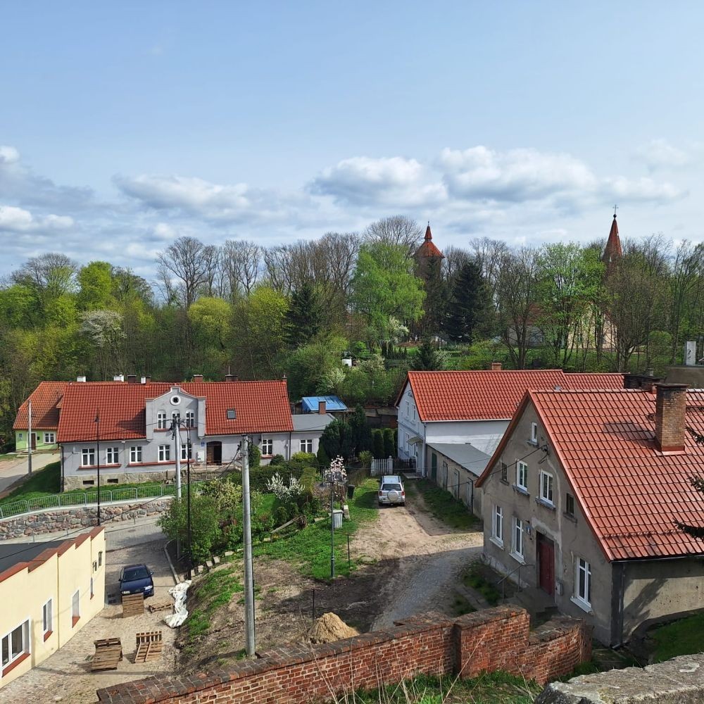 Piękna wiosenna pogoda zachęciła uczniów z koła artystycznego do spaceru na
pasłęcką Starówkę, gdzie mieli do wykonania wyjątkowe zadanie, a mianowicie
uwiecznienie na zdjęciach zabytków Starego Miasta. W efekcie powstały cudowne
zdjęcia, ale to oczywiście zasługa naszych zdolnych fotografów, no i nie zapominajmy,
nasze miasto jest niezwykle urokliwe.