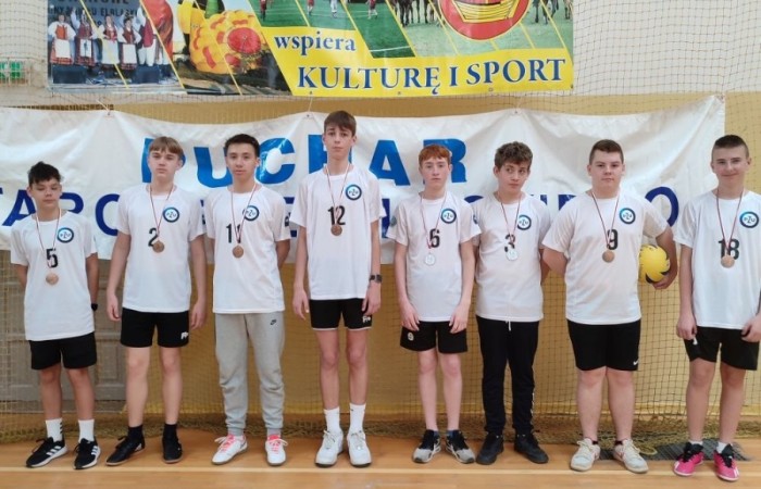 W piątek 12 kwietnia 2024r w Tolkmicku odbyły się Powiatowe Igrzyska Młodzieży Szkolnej w piłce siatkowej chłopców. Do rywalizacji stanęło sześć 
 drużyn z powiatu elbląskiego. SP Tolkmicko, 
SP Młynary, SP 2 Pasłęk, SP Milejewo, SP Gronowo Elbląskie, SP Godkowo.
Rozgrywki toczyły się w dwóch grupach. Drużyna chłopców naszej szkoły po
rozegraniu trzech meczów ; SP 2 Pasłęk - SP Młynary 1:2, SP 2 Pasłęk – SP Tolkmicko 2:0, SP 2 Pasłęk – SP  Milejewo 2:1, w rezultacie zajęła  3 miejsce w Turnieju.