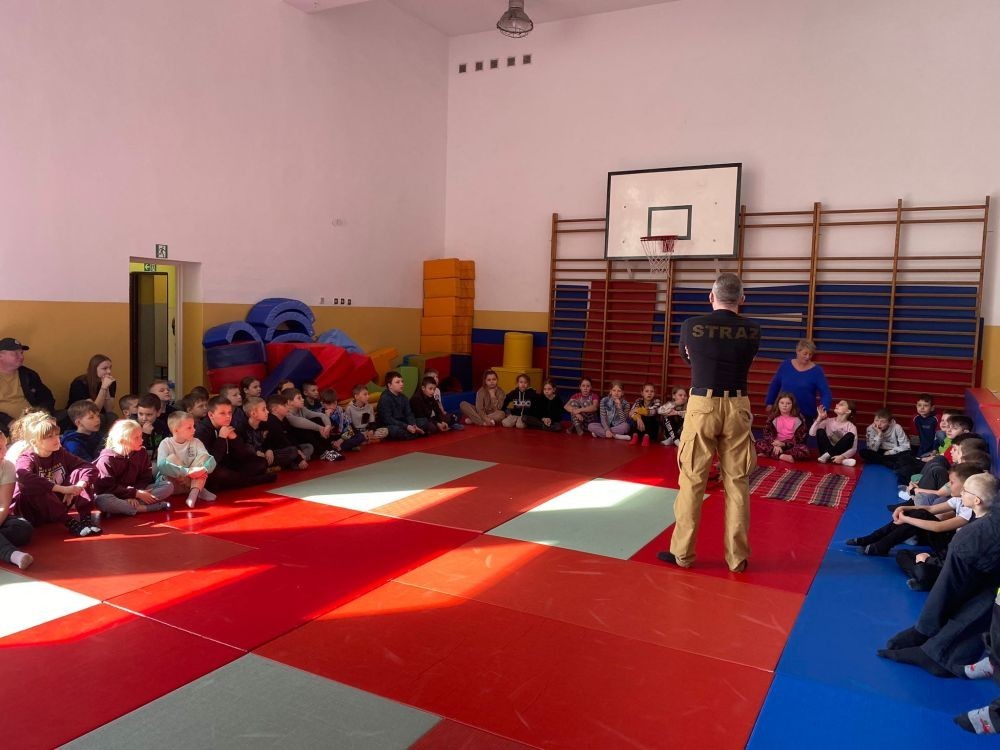 Za nami kolejne spotkanie ze strażakami z OSP Marianka, JRG 3 w Pasłęku oraz wolontariuszkami z Zespołu Szkół w Pasłęku w ramach akcji „Dzieci ratują życie”. Tym razem przyszła kolej na uczniów klas trzecich. Tradycyjnie już, nasi podopieczni mieli okazję do zgłębienia „tajników” pracy strażaków, utrwalenia numeru alarmowego, zasad postępowania podczas wzywania pomocy służb ratowniczych, a także udzielania pierwszej pomocy, opatrywania ran i złamań. Nie trzeba nikogo przekonywać, jak ważne jest przekazywanie wiedzy i kształtowanie praktycznych umiejętności w tym zakresie, na każdym etapie edukacji. 
Dzięki naszym wspaniałym gościom kształcimy małych ekspertów, którzy z pewnością będą wiedzieli jak zachować się w sytuacji zagrożenia.
