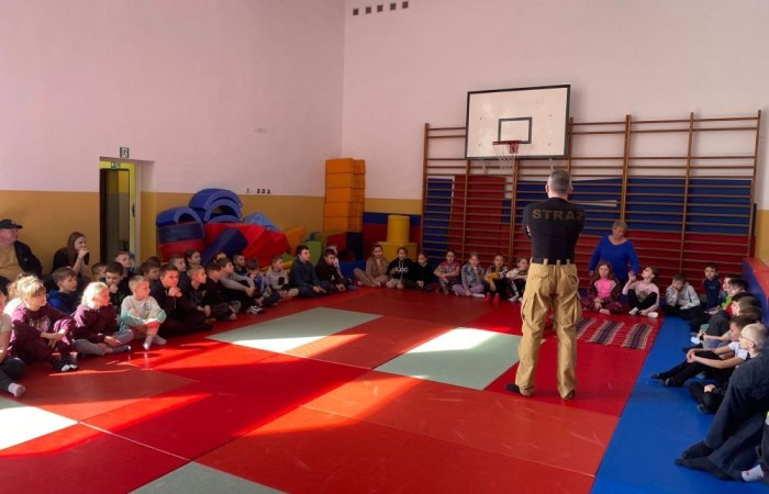 Za nami kolejne spotkanie ze strażakami z OSP Marianka, JRG 3 w Pasłęku oraz wolontariuszkami z Zespołu Szkół w Pasłęku w ramach akcji „Dzieci ratują życie”. Tym razem przyszła kolej na uczniów klas trzecich. Tradycyjnie już, nasi podopieczni mieli okazję do zgłębienia „tajników” pracy strażaków, utrwalenia numeru alarmowego, zasad postępowania podczas wzywania pomocy służb ratowniczych, a także udzielania pierwszej pomocy, opatrywania ran i złamań. Nie trzeba nikogo przekonywać, jak ważne jest przekazywanie wiedzy i kształtowanie praktycznych umiejętności w tym zakresie, na każdym etapie edukacji. 
Dzięki naszym wspaniałym gościom kształcimy małych ekspertów, którzy z pewnością będą wiedzieli jak zachować się w sytuacji zagrożenia.
