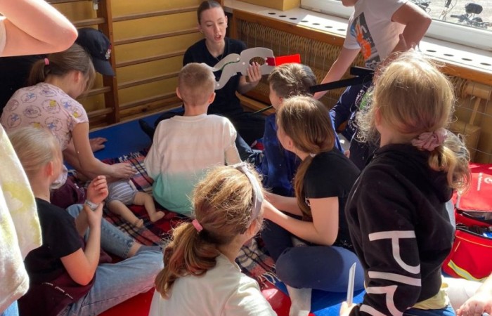 Za nami kolejne spotkanie ze strażakami z OSP Marianka, JRG 3 w Pasłęku oraz wolontariuszkami z Zespołu Szkół w Pasłęku w ramach akcji „Dzieci ratują życie”. Tym razem przyszła kolej na uczniów klas trzecich. Tradycyjnie już, nasi podopieczni mieli okazję do zgłębienia „tajników” pracy strażaków, utrwalenia numeru alarmowego, zasad postępowania podczas wzywania pomocy służb ratowniczych, a także udzielania pierwszej pomocy, opatrywania ran i złamań. Nie trzeba nikogo przekonywać, jak ważne jest przekazywanie wiedzy i kształtowanie praktycznych umiejętności w tym zakresie, na każdym etapie edukacji. 
Dzięki naszym wspaniałym gościom kształcimy małych ekspertów, którzy z pewnością będą wiedzieli jak zachować się w sytuacji zagrożenia.
