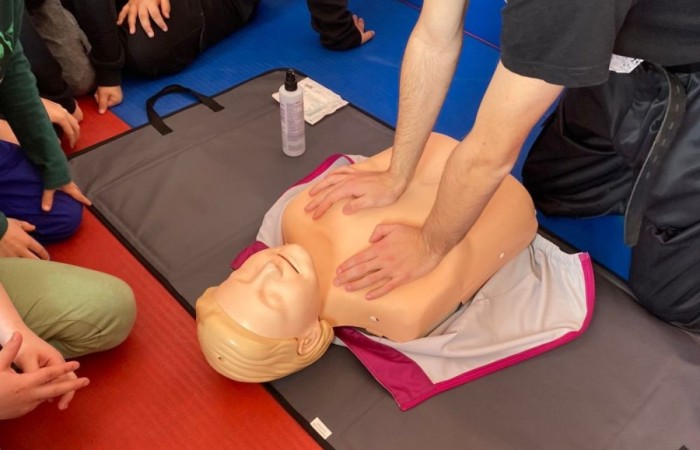 Za nami kolejne spotkanie ze strażakami z OSP Marianka, JRG 3 w Pasłęku oraz wolontariuszkami z Zespołu Szkół w Pasłęku w ramach akcji „Dzieci ratują życie”. Tym razem przyszła kolej na uczniów klas trzecich. Tradycyjnie już, nasi podopieczni mieli okazję do zgłębienia „tajników” pracy strażaków, utrwalenia numeru alarmowego, zasad postępowania podczas wzywania pomocy służb ratowniczych, a także udzielania pierwszej pomocy, opatrywania ran i złamań. Nie trzeba nikogo przekonywać, jak ważne jest przekazywanie wiedzy i kształtowanie praktycznych umiejętności w tym zakresie, na każdym etapie edukacji. 
Dzięki naszym wspaniałym gościom kształcimy małych ekspertów, którzy z pewnością będą wiedzieli jak zachować się w sytuacji zagrożenia.
