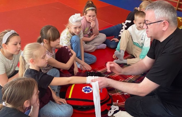 Za nami kolejne spotkanie ze strażakami z OSP Marianka, JRG 3 w Pasłęku oraz wolontariuszkami z Zespołu Szkół w Pasłęku w ramach akcji „Dzieci ratują życie”. Tym razem przyszła kolej na uczniów klas trzecich. Tradycyjnie już, nasi podopieczni mieli okazję do zgłębienia „tajników” pracy strażaków, utrwalenia numeru alarmowego, zasad postępowania podczas wzywania pomocy służb ratowniczych, a także udzielania pierwszej pomocy, opatrywania ran i złamań. Nie trzeba nikogo przekonywać, jak ważne jest przekazywanie wiedzy i kształtowanie praktycznych umiejętności w tym zakresie, na każdym etapie edukacji. 
Dzięki naszym wspaniałym gościom kształcimy małych ekspertów, którzy z pewnością będą wiedzieli jak zachować się w sytuacji zagrożenia.
