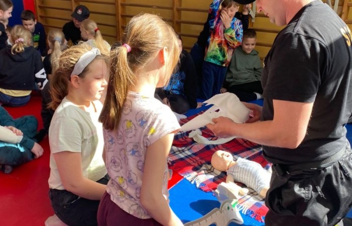 Za nami kolejne spotkanie ze strażakami z OSP Marianka, JRG 3 w Pasłęku oraz wolontariuszkami z Zespołu Szkół w Pasłęku w ramach akcji „Dzieci ratują życie”. Tym razem przyszła kolej na uczniów klas trzecich. Tradycyjnie już, nasi podopieczni mieli okazję do zgłębienia „tajników” pracy strażaków, utrwalenia numeru alarmowego, zasad postępowania podczas wzywania pomocy służb ratowniczych, a także udzielania pierwszej pomocy, opatrywania ran i złamań. Nie trzeba nikogo przekonywać, jak ważne jest przekazywanie wiedzy i kształtowanie praktycznych umiejętności w tym zakresie, na każdym etapie edukacji. 
Dzięki naszym wspaniałym gościom kształcimy małych ekspertów, którzy z pewnością będą wiedzieli jak zachować się w sytuacji zagrożenia.
