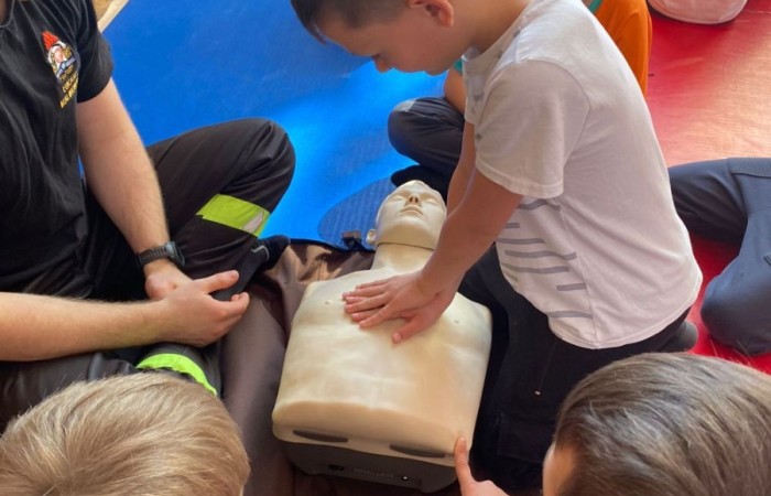 Za nami kolejne spotkanie ze strażakami z OSP Marianka, JRG 3 w Pasłęku oraz wolontariuszkami z Zespołu Szkół w Pasłęku w ramach akcji „Dzieci ratują życie”. Tym razem przyszła kolej na uczniów klas trzecich. Tradycyjnie już, nasi podopieczni mieli okazję do zgłębienia „tajników” pracy strażaków, utrwalenia numeru alarmowego, zasad postępowania podczas wzywania pomocy służb ratowniczych, a także udzielania pierwszej pomocy, opatrywania ran i złamań. Nie trzeba nikogo przekonywać, jak ważne jest przekazywanie wiedzy i kształtowanie praktycznych umiejętności w tym zakresie, na każdym etapie edukacji. 
Dzięki naszym wspaniałym gościom kształcimy małych ekspertów, którzy z pewnością będą wiedzieli jak zachować się w sytuacji zagrożenia.
