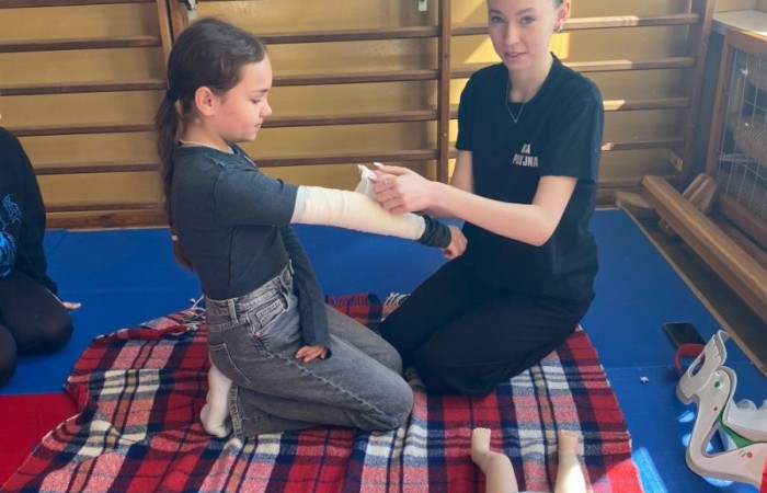 Za nami kolejne spotkanie ze strażakami z OSP Marianka, JRG 3 w Pasłęku oraz wolontariuszkami z Zespołu Szkół w Pasłęku w ramach akcji „Dzieci ratują życie”. Tym razem przyszła kolej na uczniów klas trzecich. Tradycyjnie już, nasi podopieczni mieli okazję do zgłębienia „tajników” pracy strażaków, utrwalenia numeru alarmowego, zasad postępowania podczas wzywania pomocy służb ratowniczych, a także udzielania pierwszej pomocy, opatrywania ran i złamań. Nie trzeba nikogo przekonywać, jak ważne jest przekazywanie wiedzy i kształtowanie praktycznych umiejętności w tym zakresie, na każdym etapie edukacji. 
Dzięki naszym wspaniałym gościom kształcimy małych ekspertów, którzy z pewnością będą wiedzieli jak zachować się w sytuacji zagrożenia.
