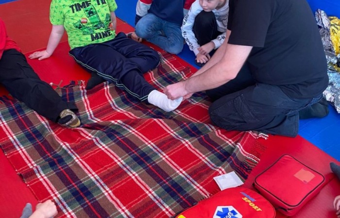 Za nami kolejne spotkanie ze strażakami z OSP Marianka, JRG 3 w Pasłęku oraz wolontariuszkami z Zespołu Szkół w Pasłęku w ramach akcji „Dzieci ratują życie”. Tym razem przyszła kolej na uczniów klas trzecich. Tradycyjnie już, nasi podopieczni mieli okazję do zgłębienia „tajników” pracy strażaków, utrwalenia numeru alarmowego, zasad postępowania podczas wzywania pomocy służb ratowniczych, a także udzielania pierwszej pomocy, opatrywania ran i złamań. Nie trzeba nikogo przekonywać, jak ważne jest przekazywanie wiedzy i kształtowanie praktycznych umiejętności w tym zakresie, na każdym etapie edukacji. 
Dzięki naszym wspaniałym gościom kształcimy małych ekspertów, którzy z pewnością będą wiedzieli jak zachować się w sytuacji zagrożenia.
