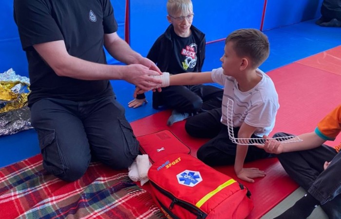 Za nami kolejne spotkanie ze strażakami z OSP Marianka, JRG 3 w Pasłęku oraz wolontariuszkami z Zespołu Szkół w Pasłęku w ramach akcji „Dzieci ratują życie”. Tym razem przyszła kolej na uczniów klas trzecich. Tradycyjnie już, nasi podopieczni mieli okazję do zgłębienia „tajników” pracy strażaków, utrwalenia numeru alarmowego, zasad postępowania podczas wzywania pomocy służb ratowniczych, a także udzielania pierwszej pomocy, opatrywania ran i złamań. Nie trzeba nikogo przekonywać, jak ważne jest przekazywanie wiedzy i kształtowanie praktycznych umiejętności w tym zakresie, na każdym etapie edukacji. 
Dzięki naszym wspaniałym gościom kształcimy małych ekspertów, którzy z pewnością będą wiedzieli jak zachować się w sytuacji zagrożenia.
