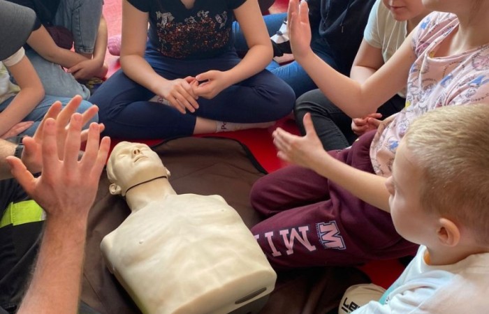 Za nami kolejne spotkanie ze strażakami z OSP Marianka, JRG 3 w Pasłęku oraz wolontariuszkami z Zespołu Szkół w Pasłęku w ramach akcji „Dzieci ratują życie”. Tym razem przyszła kolej na uczniów klas trzecich. Tradycyjnie już, nasi podopieczni mieli okazję do zgłębienia „tajników” pracy strażaków, utrwalenia numeru alarmowego, zasad postępowania podczas wzywania pomocy służb ratowniczych, a także udzielania pierwszej pomocy, opatrywania ran i złamań. Nie trzeba nikogo przekonywać, jak ważne jest przekazywanie wiedzy i kształtowanie praktycznych umiejętności w tym zakresie, na każdym etapie edukacji. 
Dzięki naszym wspaniałym gościom kształcimy małych ekspertów, którzy z pewnością będą wiedzieli jak zachować się w sytuacji zagrożenia.
