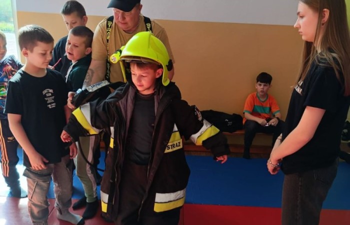 Za nami kolejne spotkanie ze strażakami z OSP Marianka, JRG 3 w Pasłęku oraz wolontariuszkami z Zespołu Szkół w Pasłęku w ramach akcji „Dzieci ratują życie”. Tym razem przyszła kolej na uczniów klas trzecich. Tradycyjnie już, nasi podopieczni mieli okazję do zgłębienia „tajników” pracy strażaków, utrwalenia numeru alarmowego, zasad postępowania podczas wzywania pomocy służb ratowniczych, a także udzielania pierwszej pomocy, opatrywania ran i złamań. Nie trzeba nikogo przekonywać, jak ważne jest przekazywanie wiedzy i kształtowanie praktycznych umiejętności w tym zakresie, na każdym etapie edukacji. 
Dzięki naszym wspaniałym gościom kształcimy małych ekspertów, którzy z pewnością będą wiedzieli jak zachować się w sytuacji zagrożenia.
