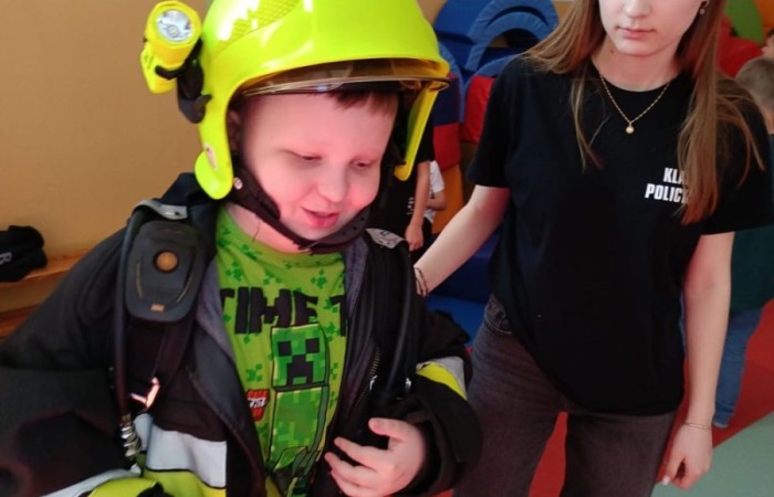 Za nami kolejne spotkanie ze strażakami z OSP Marianka, JRG 3 w Pasłęku oraz wolontariuszkami z Zespołu Szkół w Pasłęku w ramach akcji „Dzieci ratują życie”. Tym razem przyszła kolej na uczniów klas trzecich. Tradycyjnie już, nasi podopieczni mieli okazję do zgłębienia „tajników” pracy strażaków, utrwalenia numeru alarmowego, zasad postępowania podczas wzywania pomocy służb ratowniczych, a także udzielania pierwszej pomocy, opatrywania ran i złamań. Nie trzeba nikogo przekonywać, jak ważne jest przekazywanie wiedzy i kształtowanie praktycznych umiejętności w tym zakresie, na każdym etapie edukacji. 
Dzięki naszym wspaniałym gościom kształcimy małych ekspertów, którzy z pewnością będą wiedzieli jak zachować się w sytuacji zagrożenia.
