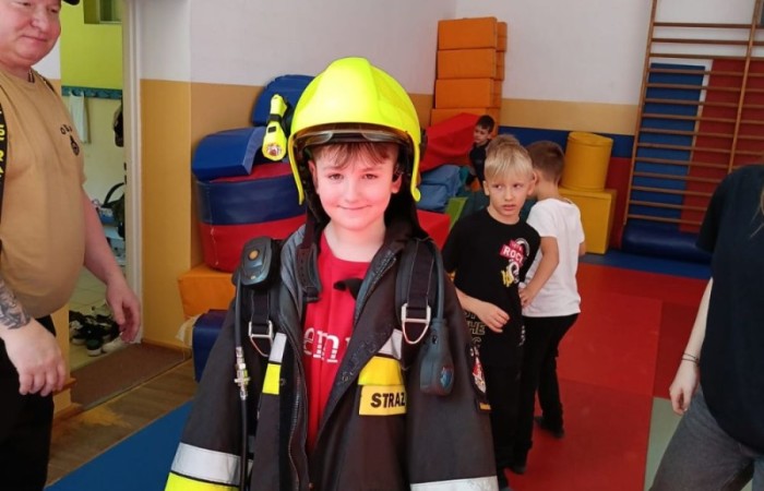 Za nami kolejne spotkanie ze strażakami z OSP Marianka, JRG 3 w Pasłęku oraz wolontariuszkami z Zespołu Szkół w Pasłęku w ramach akcji „Dzieci ratują życie”. Tym razem przyszła kolej na uczniów klas trzecich. Tradycyjnie już, nasi podopieczni mieli okazję do zgłębienia „tajników” pracy strażaków, utrwalenia numeru alarmowego, zasad postępowania podczas wzywania pomocy służb ratowniczych, a także udzielania pierwszej pomocy, opatrywania ran i złamań. Nie trzeba nikogo przekonywać, jak ważne jest przekazywanie wiedzy i kształtowanie praktycznych umiejętności w tym zakresie, na każdym etapie edukacji. 
Dzięki naszym wspaniałym gościom kształcimy małych ekspertów, którzy z pewnością będą wiedzieli jak zachować się w sytuacji zagrożenia.
