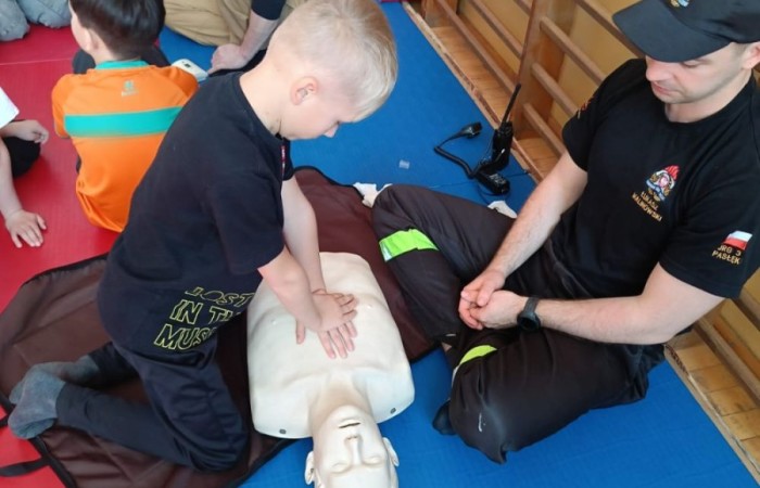 Za nami kolejne spotkanie ze strażakami z OSP Marianka, JRG 3 w Pasłęku oraz wolontariuszkami z Zespołu Szkół w Pasłęku w ramach akcji „Dzieci ratują życie”. Tym razem przyszła kolej na uczniów klas trzecich. Tradycyjnie już, nasi podopieczni mieli okazję do zgłębienia „tajników” pracy strażaków, utrwalenia numeru alarmowego, zasad postępowania podczas wzywania pomocy służb ratowniczych, a także udzielania pierwszej pomocy, opatrywania ran i złamań. Nie trzeba nikogo przekonywać, jak ważne jest przekazywanie wiedzy i kształtowanie praktycznych umiejętności w tym zakresie, na każdym etapie edukacji. 
Dzięki naszym wspaniałym gościom kształcimy małych ekspertów, którzy z pewnością będą wiedzieli jak zachować się w sytuacji zagrożenia.
